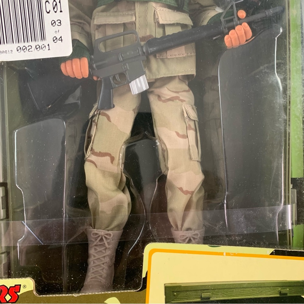 World Peacekeepers with Soldier and Locker Box Action Figure. - Picture 7 of 9